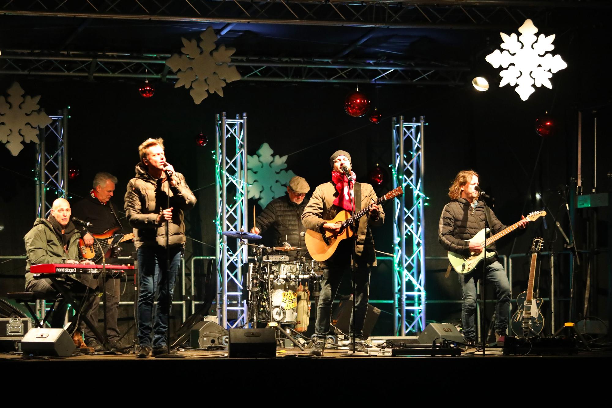 Eine Band steht auf der Bühne.