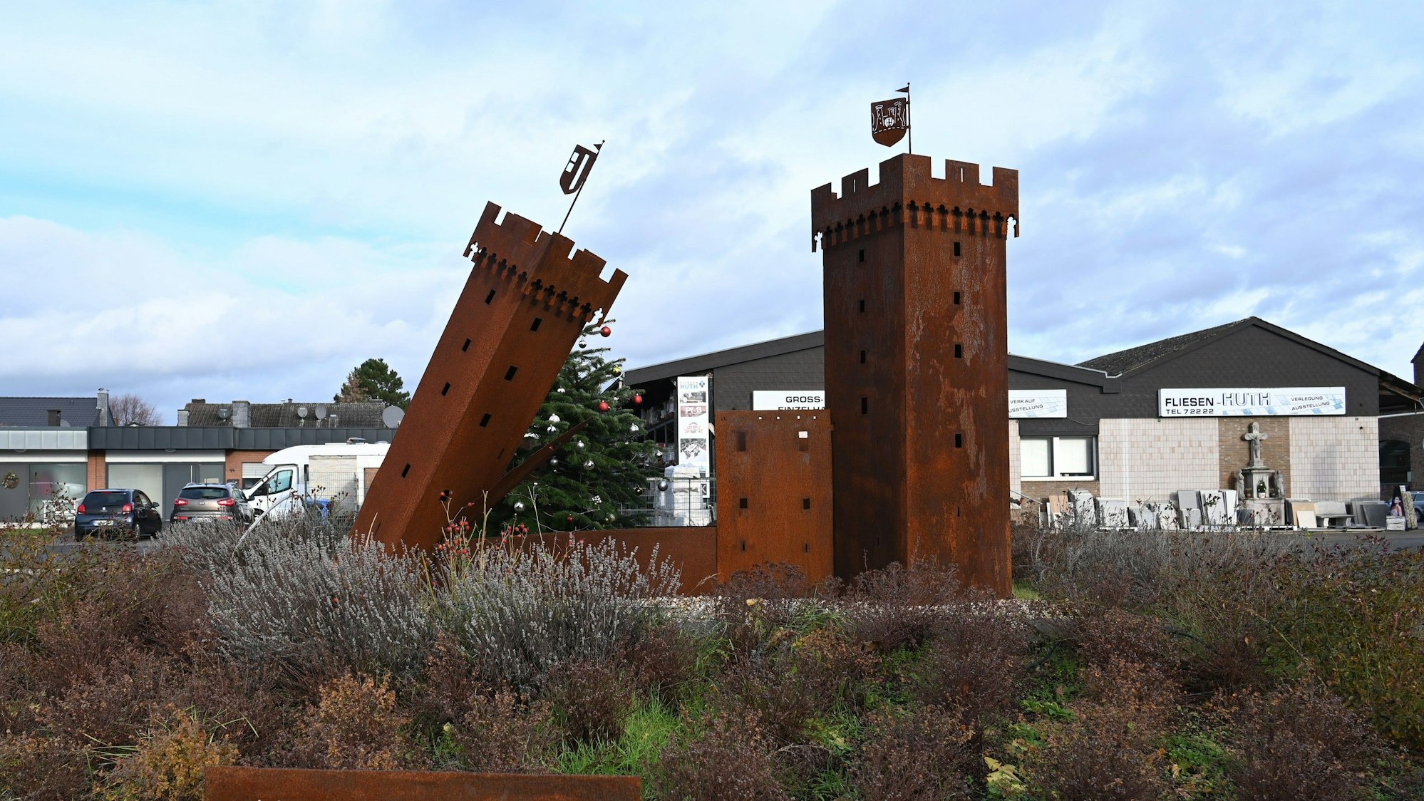 Die Burg mit beschädigtem Turm auf dem Kreisverkehr.