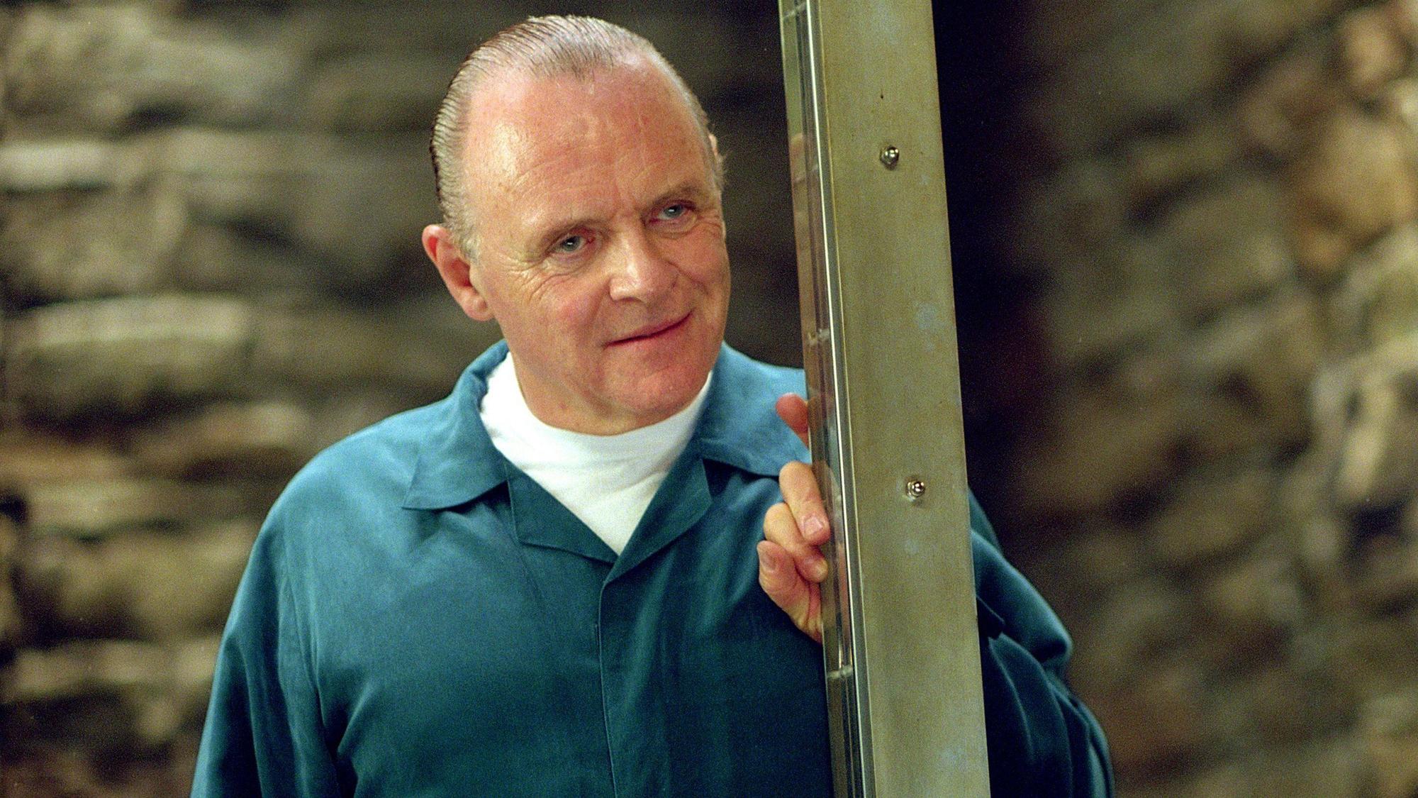 Serienkiller Hannibal Lecter (gespielt von Anthony Hopkins) steht in einer Szene aus dem Kinofilm "Roter Drache" hinter der Glasscheibe in seiner Gefängniszelle.