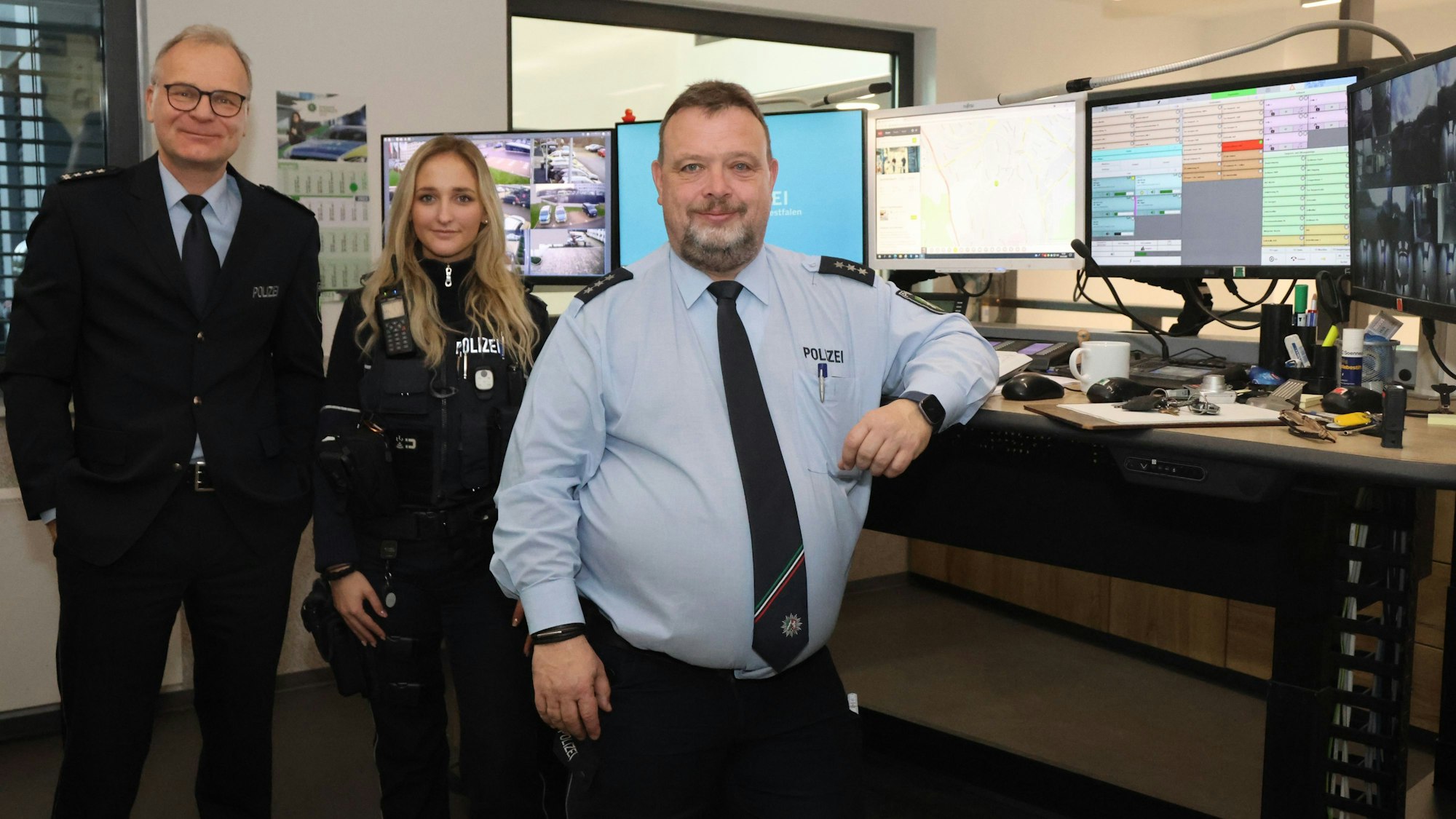 In der Leitstelle der Polizei stehen Wachleiter Carsten Tschernich und die Kommissare Lisanne Willmes und Peter Schneider.