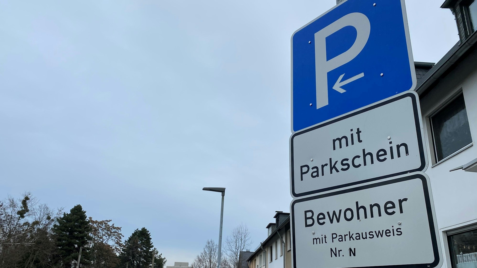 Ein Hinweisschild zum Parken in der Brühler Innenstadt.