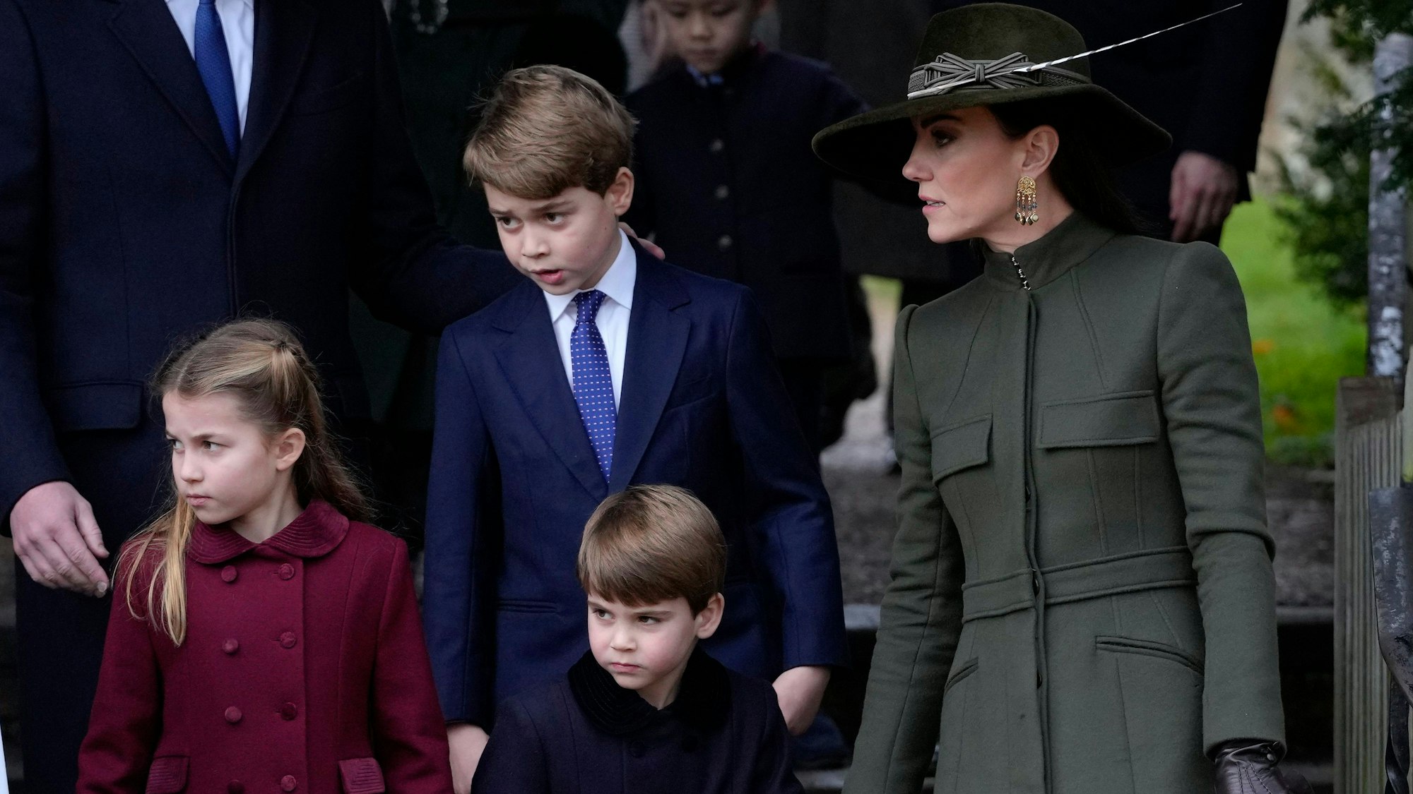 Prinzessin Charlotte (l-r) Prinz George, Prinz Louis und Kate, Prinzessin von Wales, verlassen nach dem Weihnachtsgottesdienst die Kirche St. Mary Magdalene in Sandringham. +++
