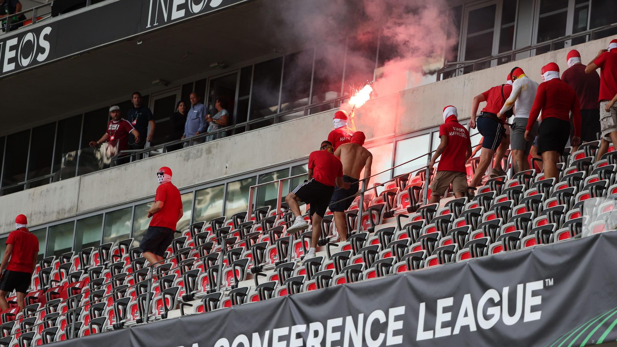 Hooligans aus Köln laufen gewaltbereit über die Haupttribüne in Nizza.