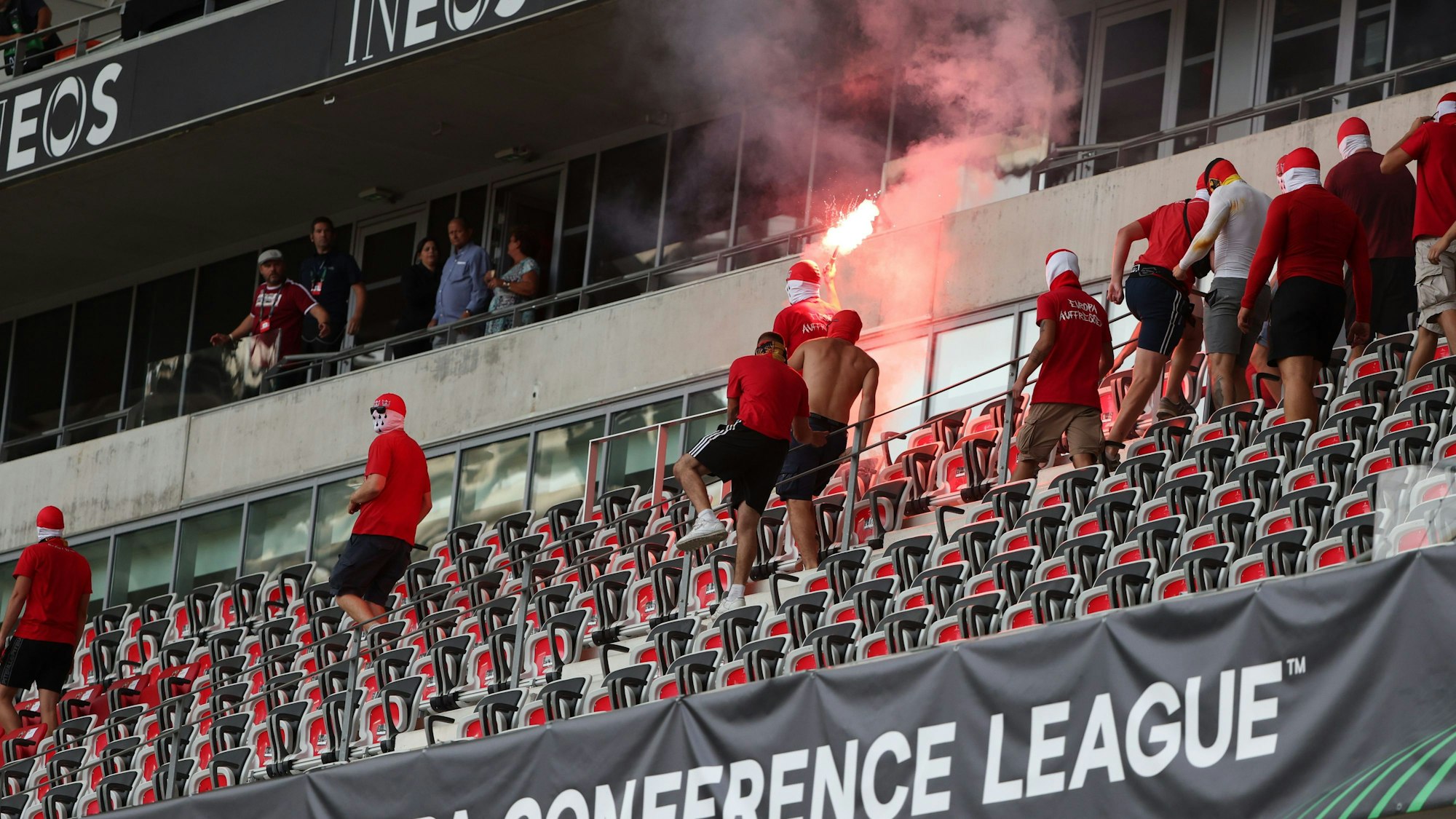 Hooligans aus Köln laufen gewaltbereit über die Haupttribüne in Nizza.