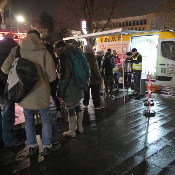 Bedürftige stehen Schlange vor dem Kältebus des Vereins "Die Platte" am Busbahnhof.