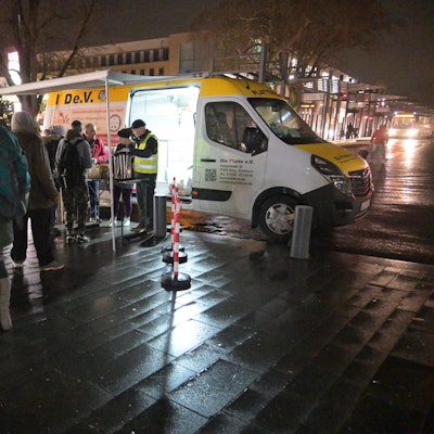 Bedürftige stehen Schlange vor dem Kältebus des Vereins "Die Platte" am Busbahnhof.