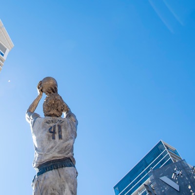 Eine Statue zu Ehren von Dirk Nowitzki wurde am ersten Weihnachtsfeiertag in Dallas enthüllt.