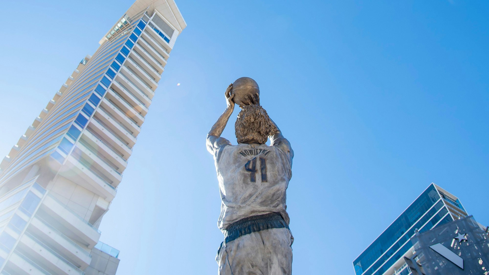 Eine Statue zu Ehren von Dirk Nowitzki wurde am ersten Weihnachtsfeiertag in Dallas enthüllt.