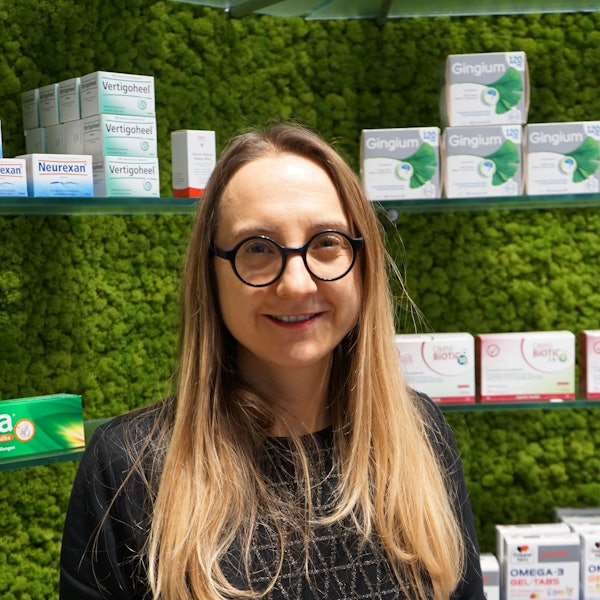 Die Apothekerin Nadine Freialdenhoven in ihrem Geschäft.