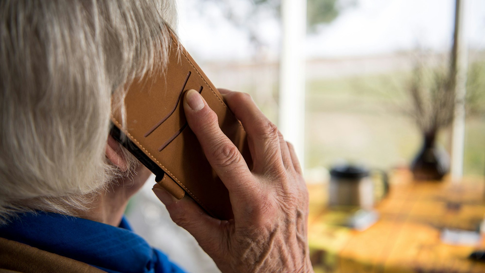 Eine ältere Frau telefoniert.