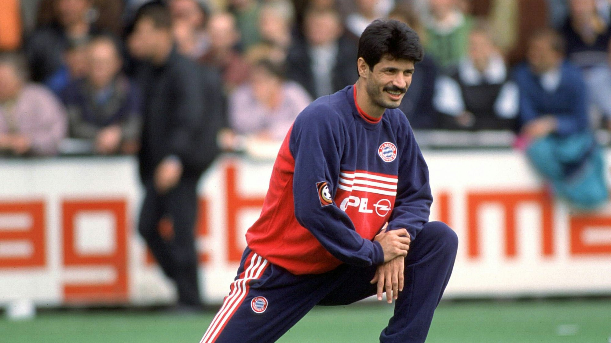 Der iranische Nationalspieler Ali Daei (FC Bayern München) beim Aufwärmen. (Archivbild)