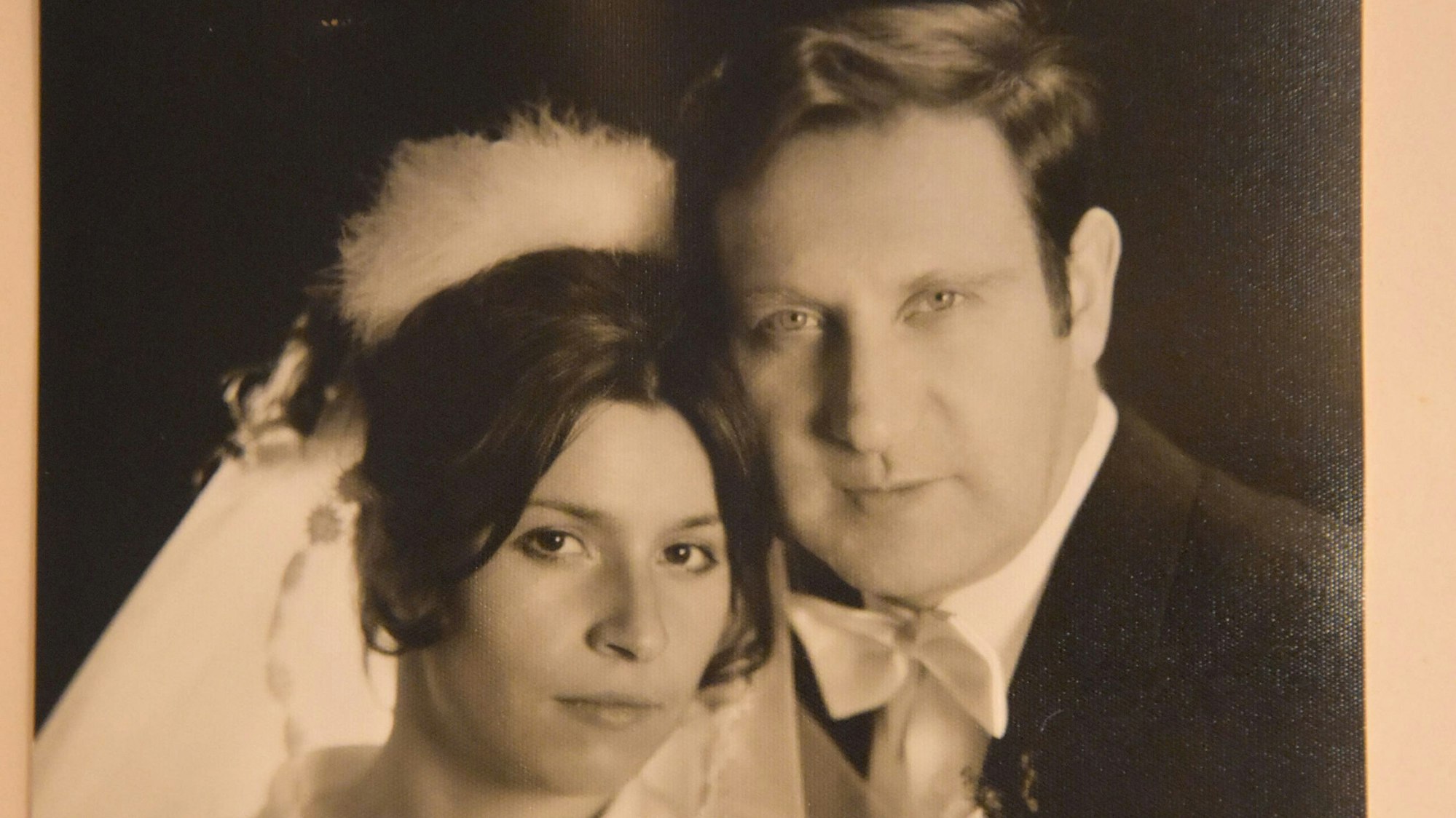 Ein Hochzeitsbild aus den 70er Jahren. Links die Braut, rechts der Bräutigam.