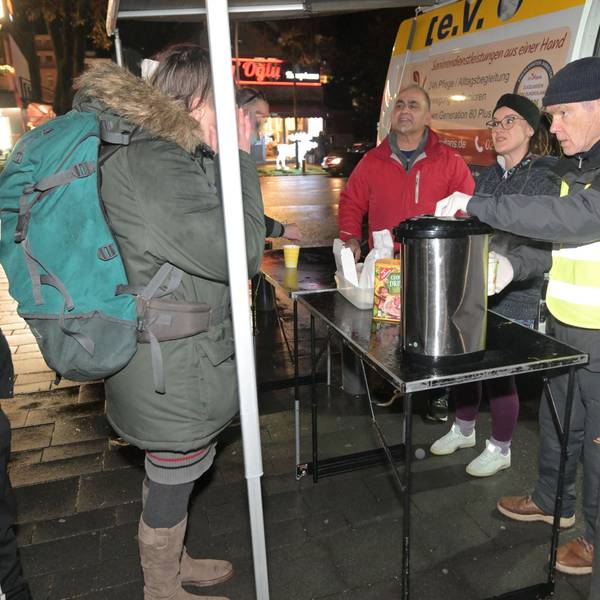 Ali Misini steht vor dem Kältebus und verteilt Essen.