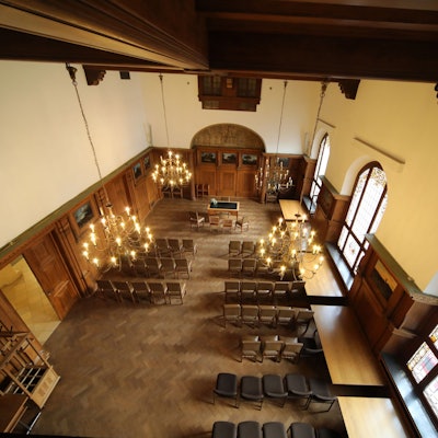 Blick von oben in den Historischen Ratssaal in Bergisch Gladbach.