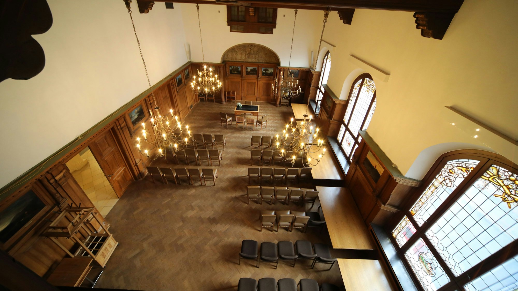 Blick von oben in den Historischen Ratssaal in Bergisch Gladbach.