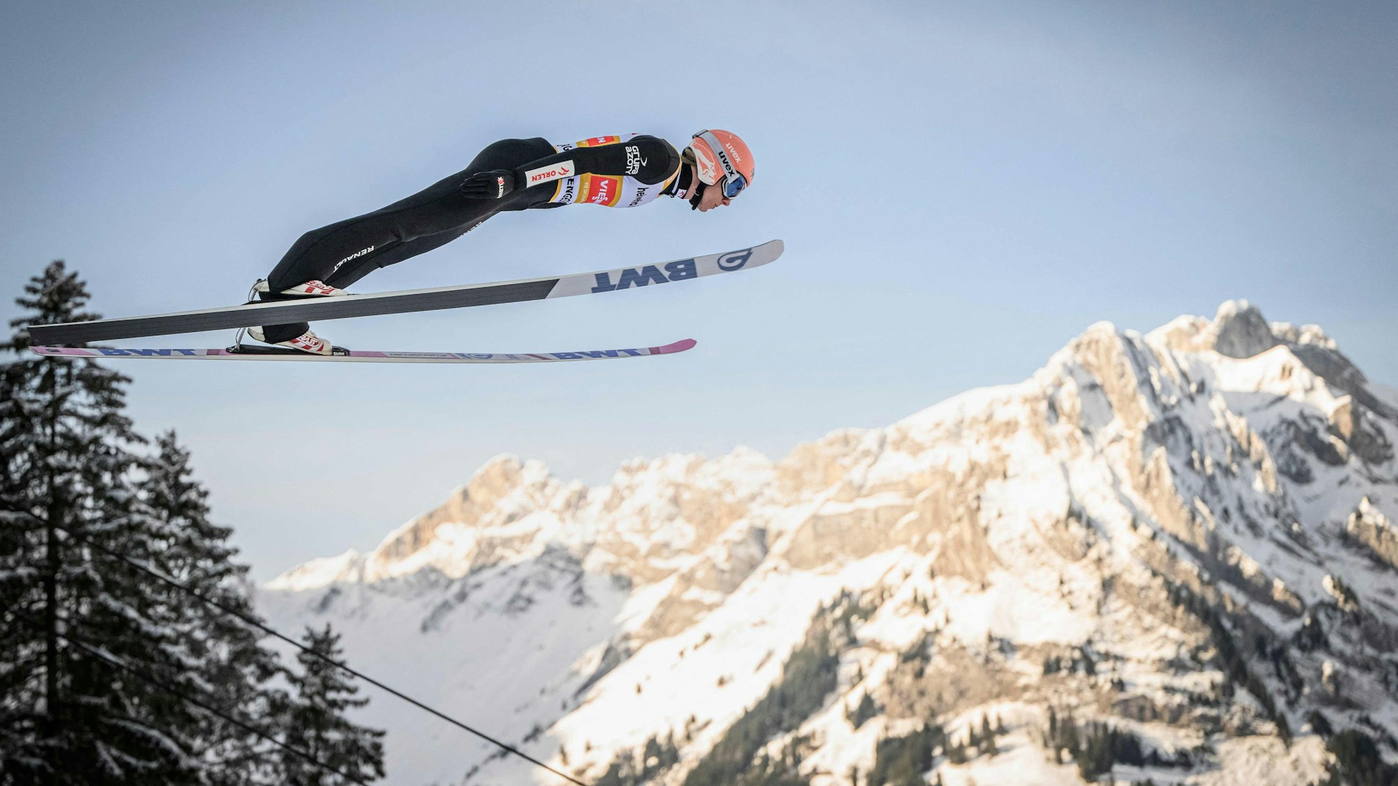 Skispringer Dawid Kubacki bei einem Sprung in Engelberg (Schweiz)