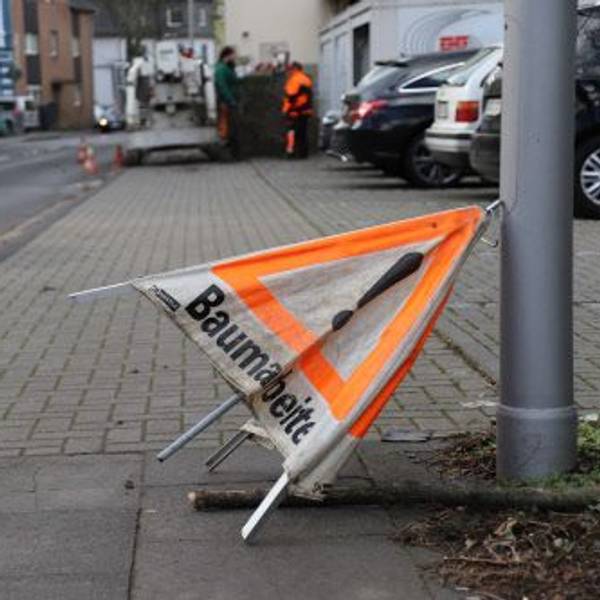 Ein Schild mit der Aufschrift „Baumarbeiten“ ist halb umgekippt.