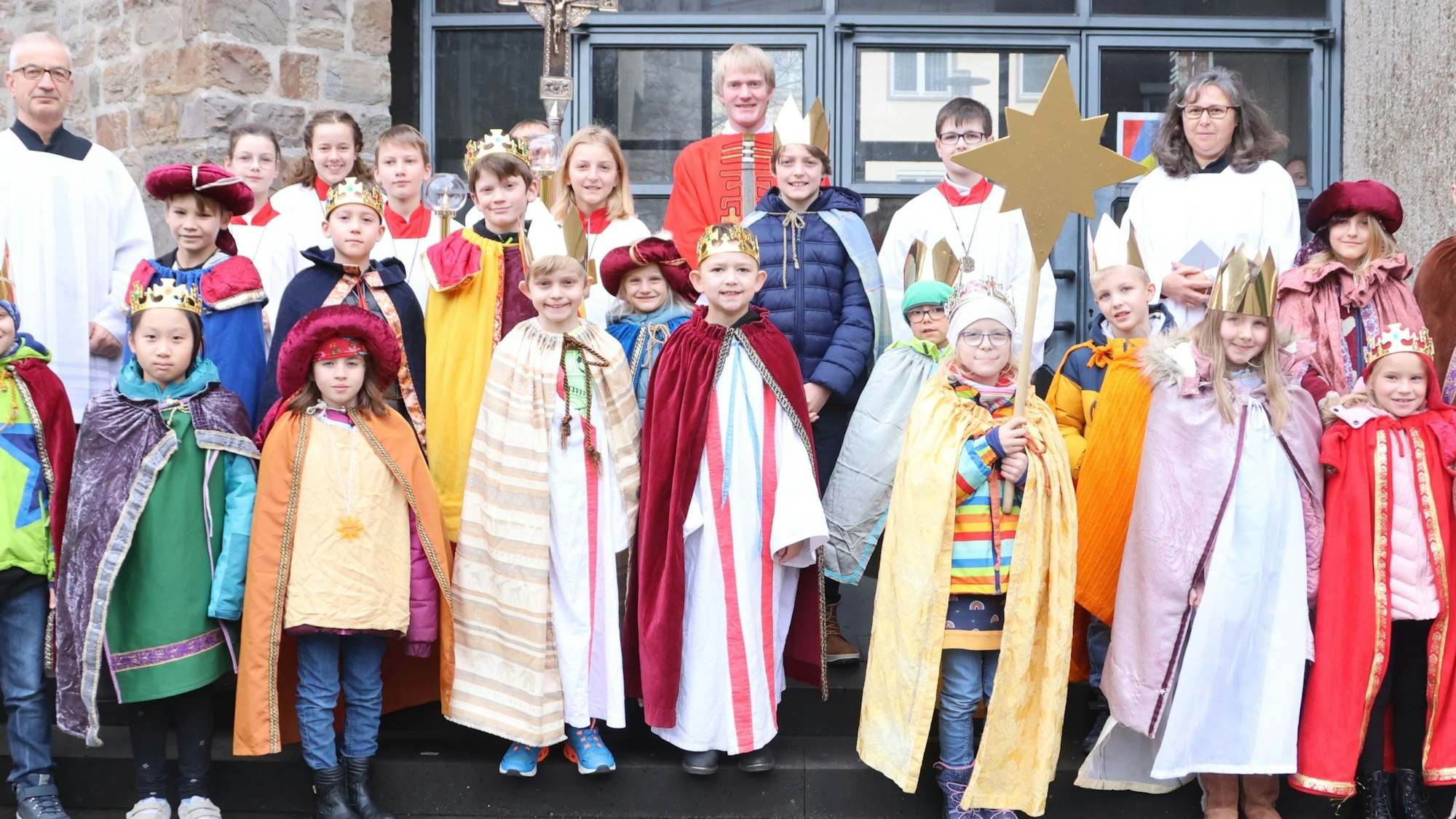 Sternsinger vor einem Gemeindehaus