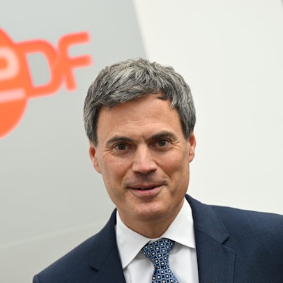 Es ist Norbert Himmler im Vordergrund zu sehen. Im Hintergrund sieht man das Logo des ZDF.