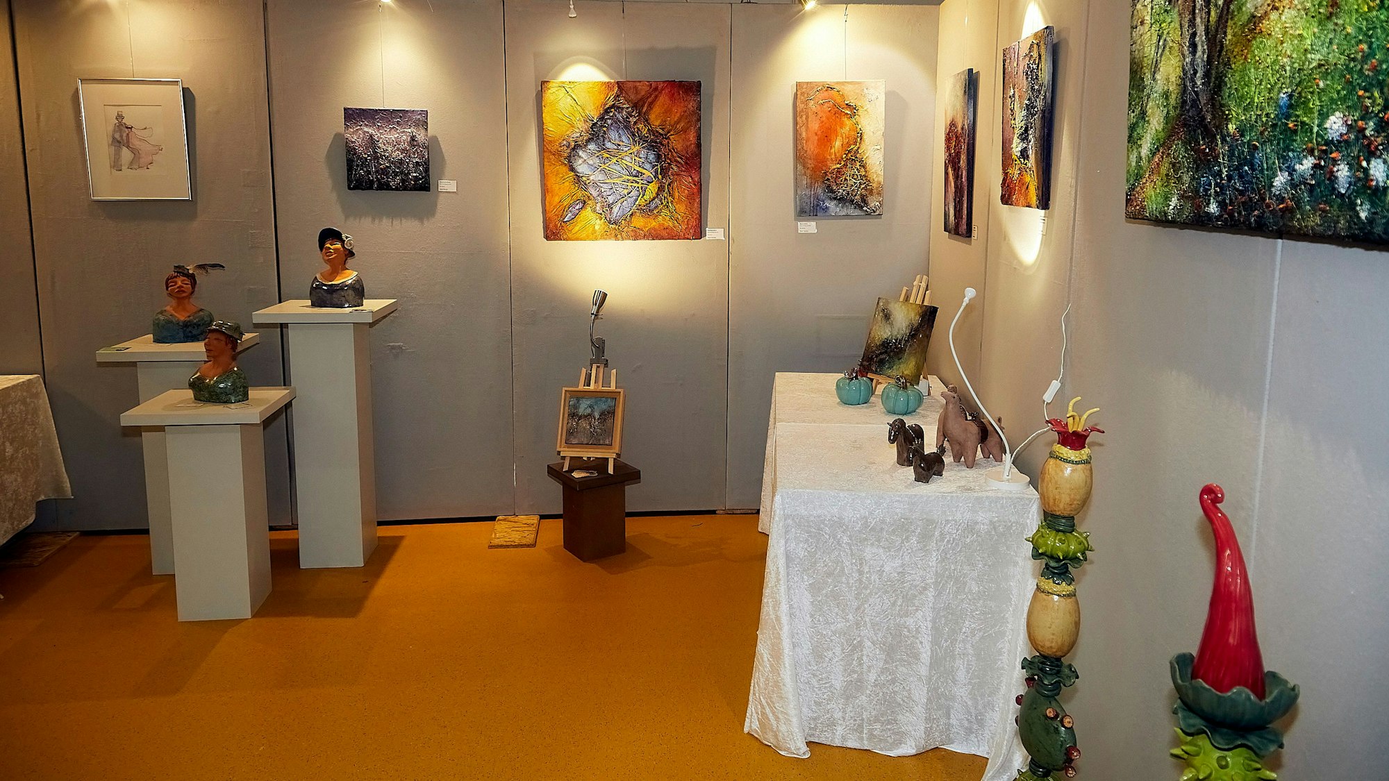 Zahlreiche Kunstwerke sind ausgestellt.