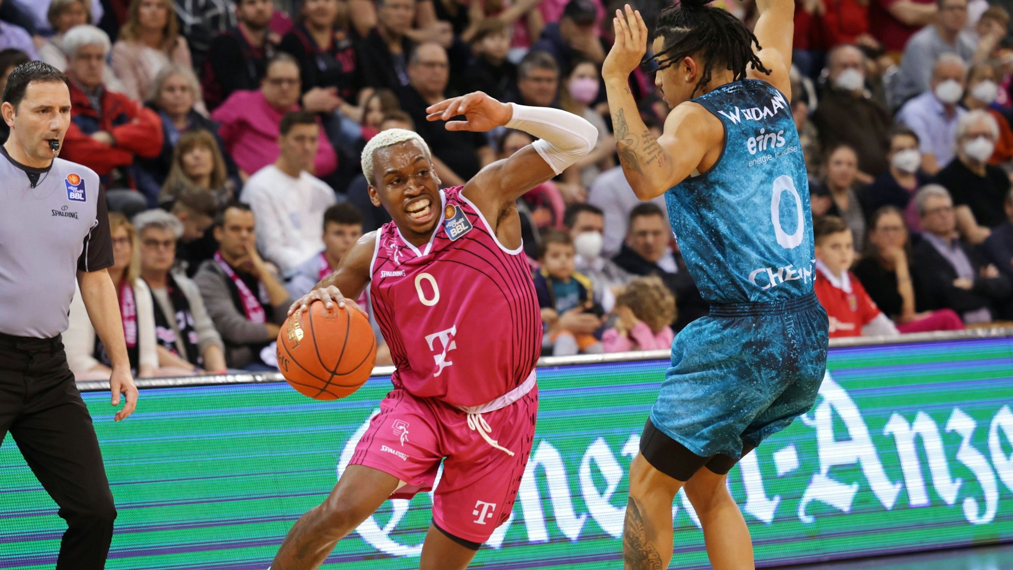 TJ Shorts im Zweikampf mit einem Gegenspieler