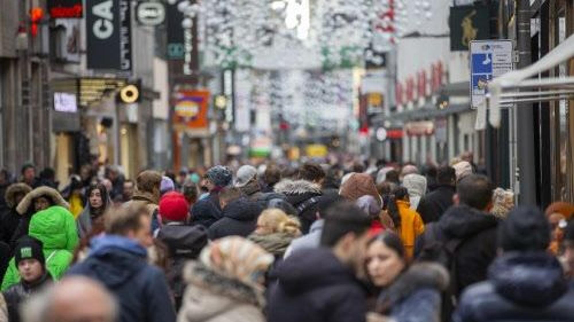Viele Menschen drängen sich in den Kölner Fußgängerzonen.