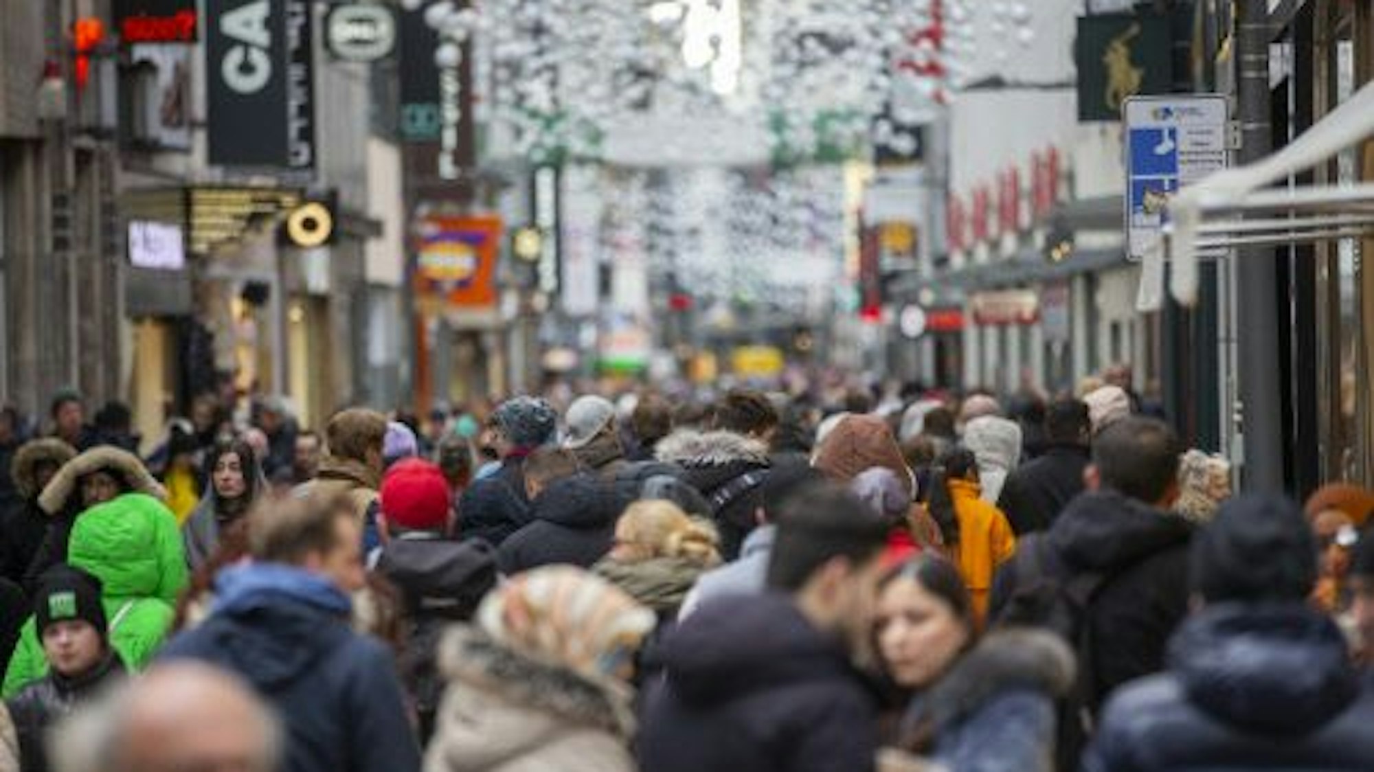 Viele Menschen drängen sich in den Kölner Fußgängerzonen.