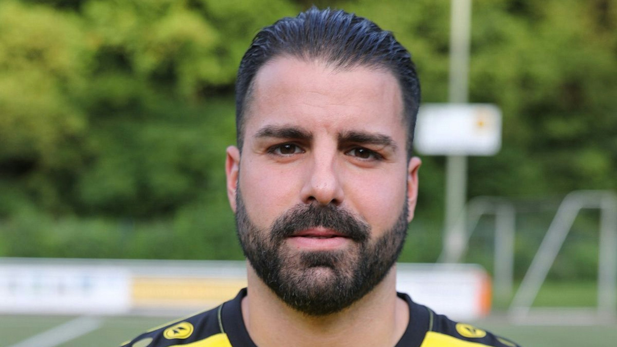 Portraitaufnahme von Mahmut Temür auf dem Sportplatz in Hohkeppel.