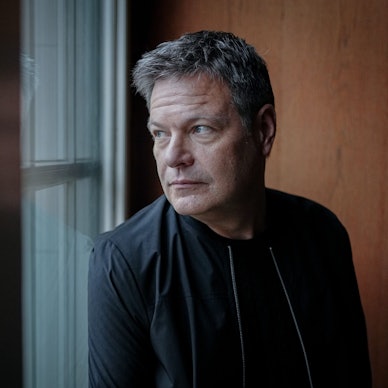 Man sieht Robert Habeck an einem Fenster. Er lehnt mit dem Rücken an der Wand und schaut durch das Fenster.