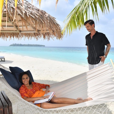 Dr. Jessica Delgado (Collien Ulmen-Fernandes) genießt den freien Tag am Strand, den ihr der Kapitän (Florian Silbereisen) möglich gemacht hat.