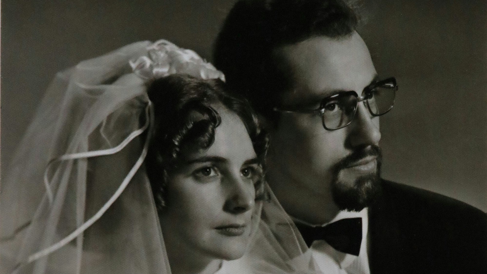 Ein Hochzeitsbild aus einem vergangenen Jahrzehnt in schwarz-weiß. Zu sehen sind Braut und Bräutigam.