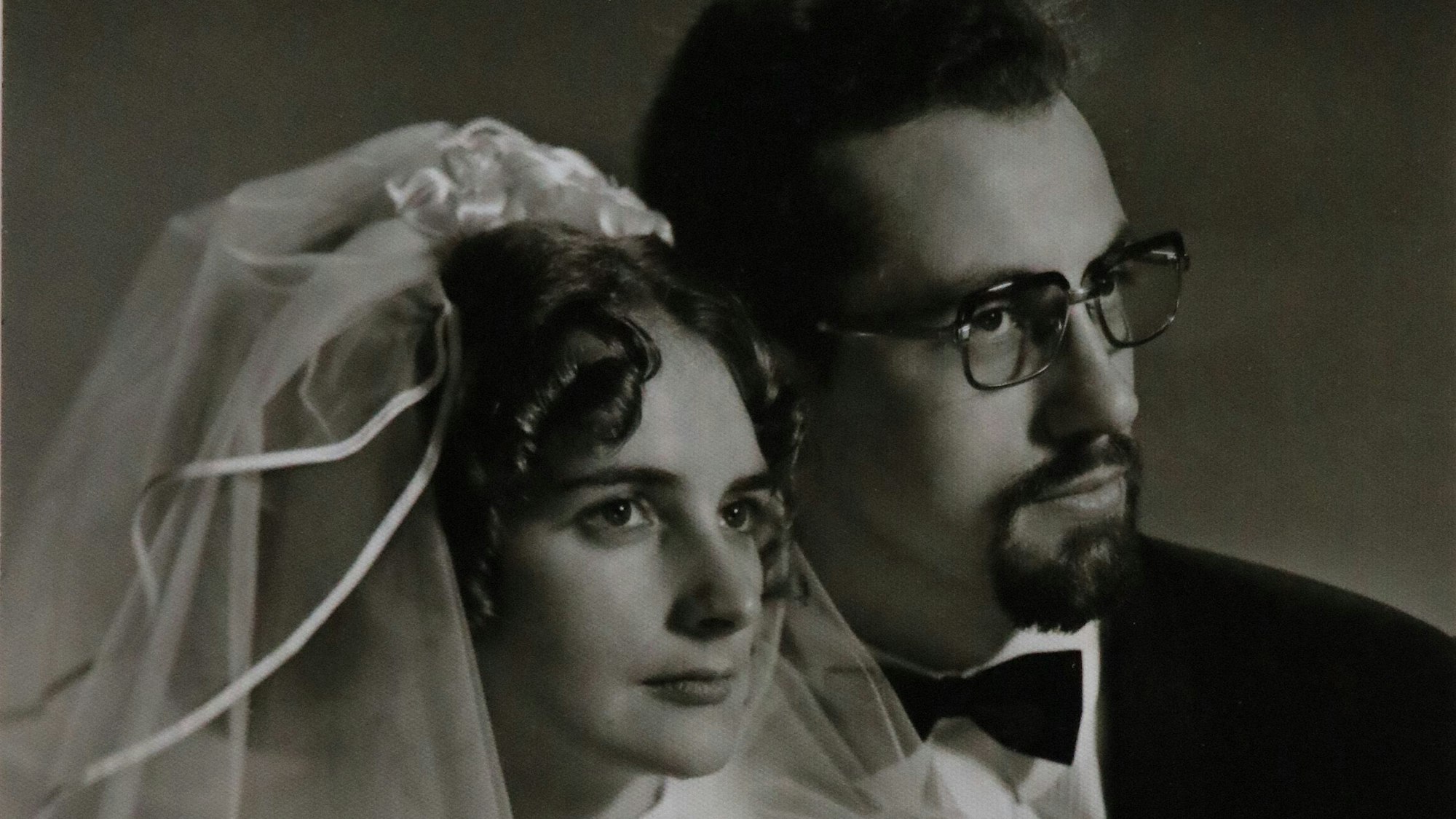 Ein Hochzeitsbild aus einem vergangenen Jahrzehnt in schwarz-weiß. Zu sehen sind Braut und Bräutigam.