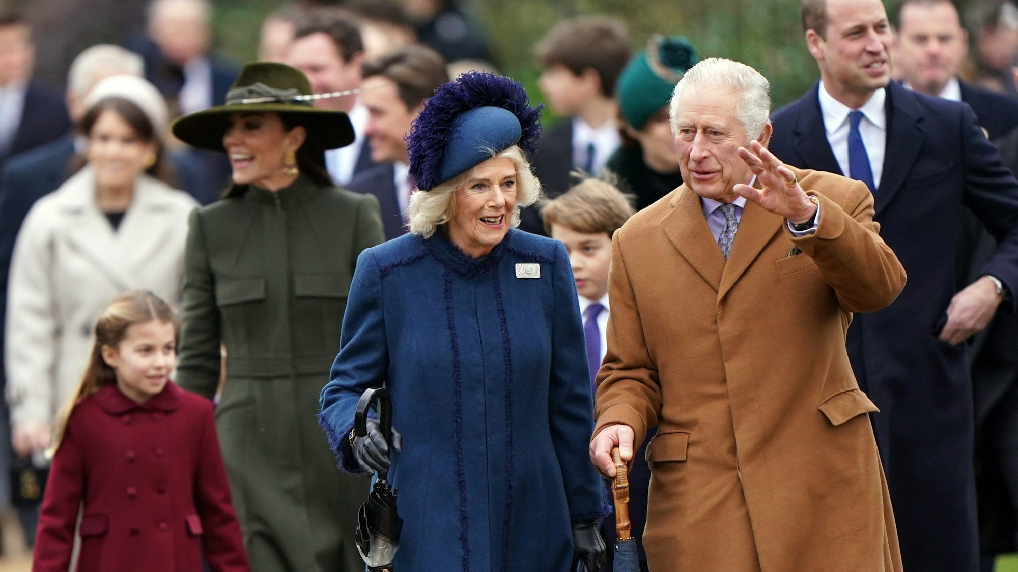 Prinzessin Charlotte (l-r), Kate, die Prinzessin von Wales, Camilla, die Königsgehmalin, Prinz George, König Charles III. und William, der Prinz von Wales beim Gottesdienst am Weihnachtsmorgen in der St. Mary Magdalene Church in Sandringham.