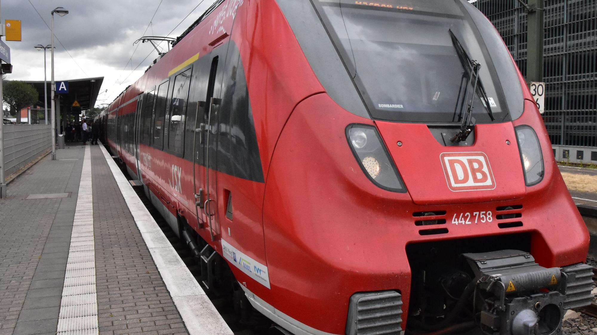 Ein Zug im Bahnhof Hennef