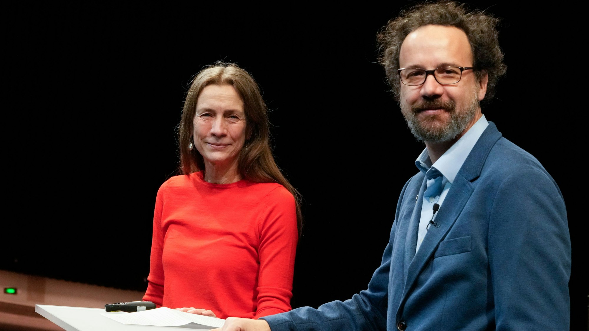 Der künstlerische Leiter Carlo Chatrian und die Geschäftsführerin Mariette Rissenbeek der Internationalen Filmfestspiele Berlin (Berlinale) stehen während einer Medienveranstaltung vor der Programmpräsentation des Festivals zusammen.