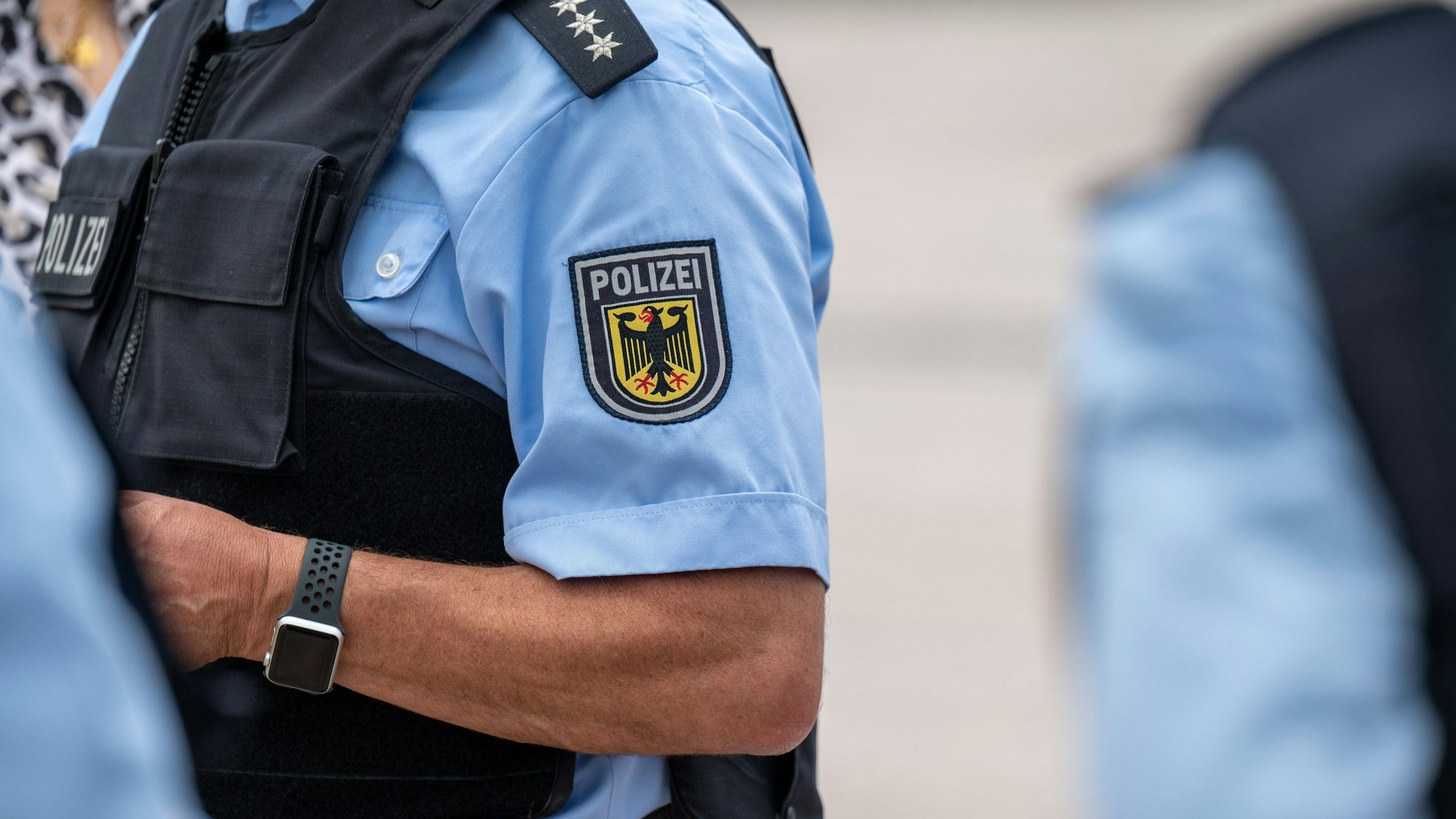 Nahaufnahme des Oberkörpers eines Bundespolizisten.