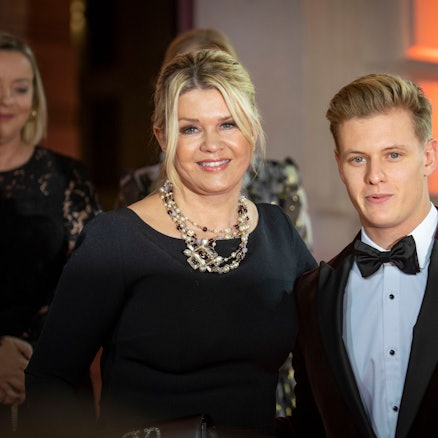 Corinna Schumacher (l) und ihr Sohn, der Rennfahrer Mick Schumacher (r), kommen vor Beginn des Deutschen Sportpresseballs an der Alten Oper an.