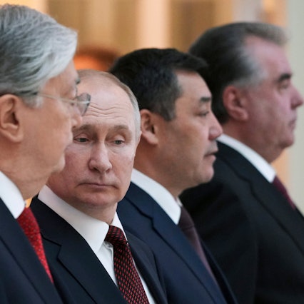 Das Foto zeigt Wladimir Putin (2.v.l), Präsident von Russland, bei einem informellen Treffen der Staatsoberhäupter der ehemaligen sowjetischen Staaten. Putin schaut skeptisch in Richtung Boden. (Symbolbild)