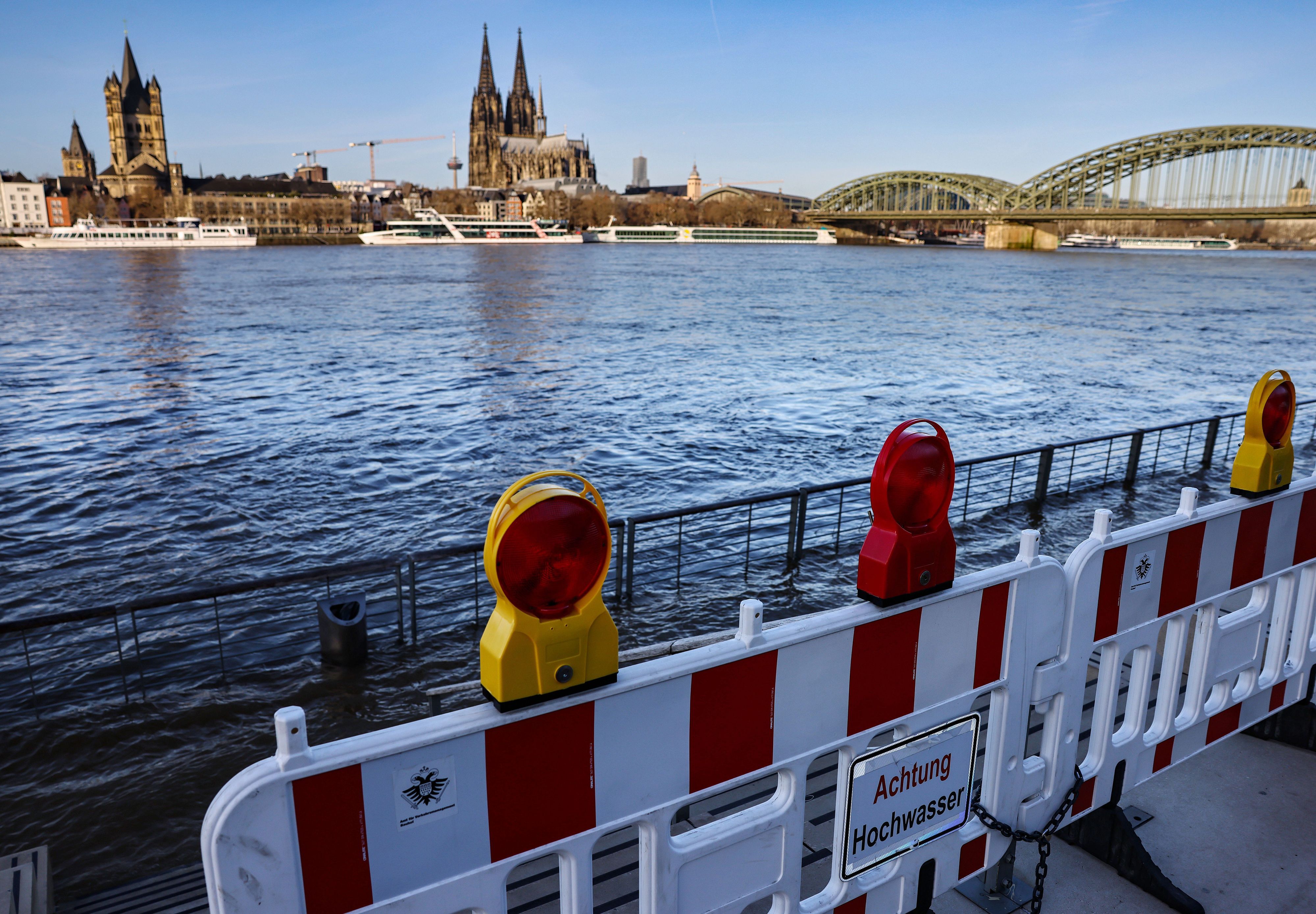 Der Blick vom rechtsrheinischen Ufer in Deutz aus auf Hohenzollernbrücke und Dom.