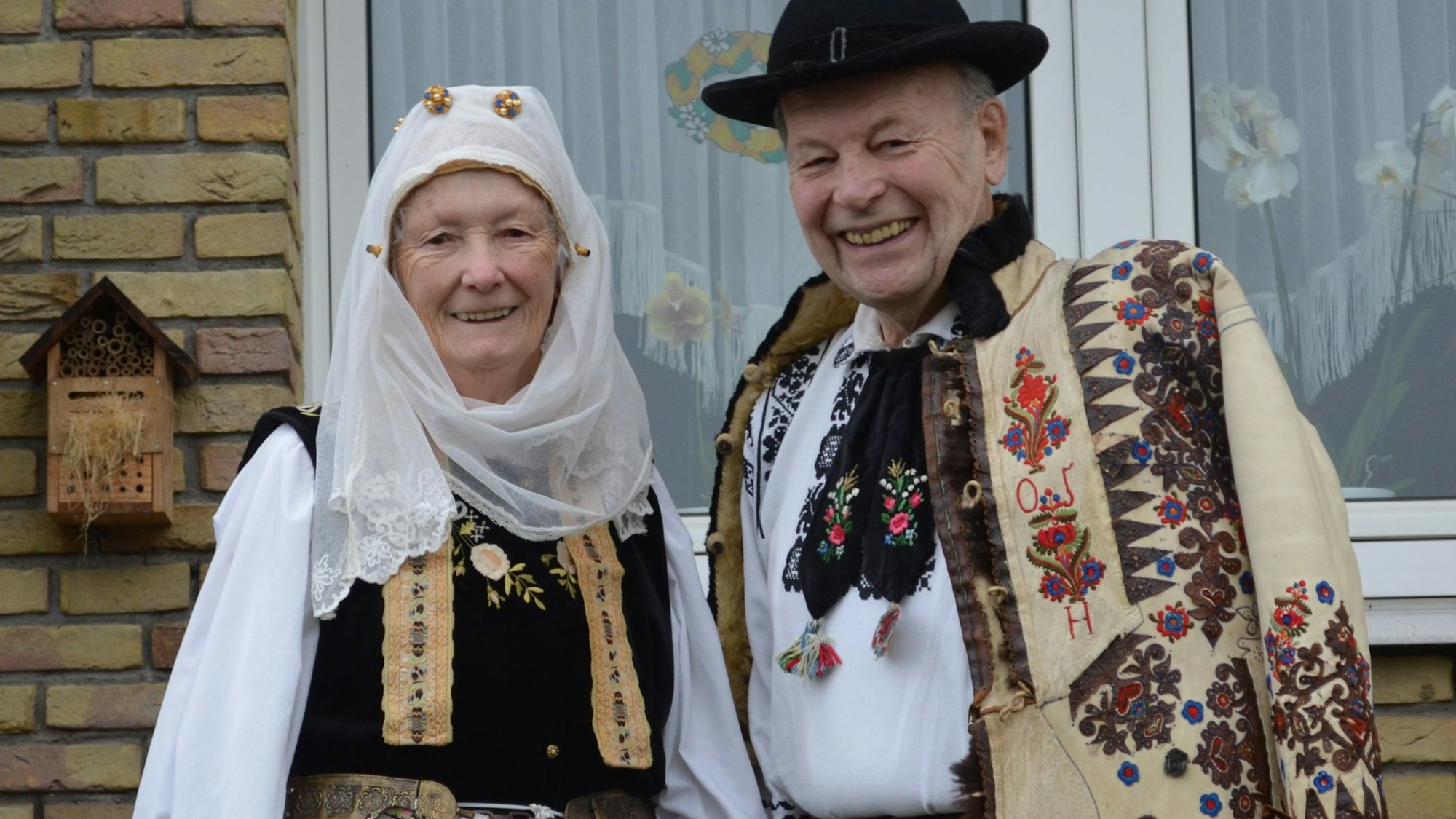 Jürgen und Christa Brandsch-Böhm, wieder in Festtracht, diesmal auf einem aktuellen Bild.