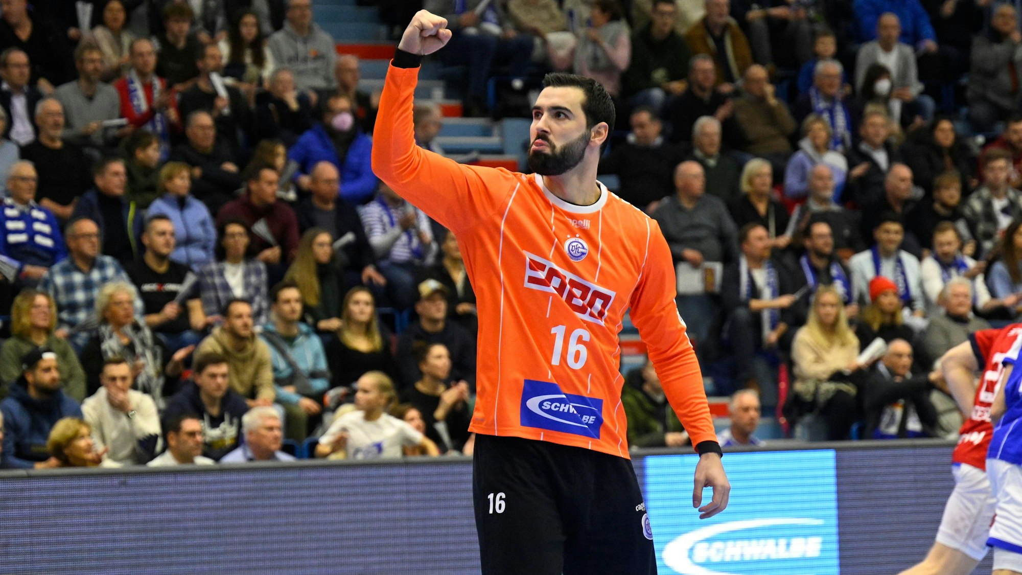 VfL-Torhüter Tibor Ivanisevic hielt kurz vor Schluss den entscheidenden Siebenmeter gegen den so sicheren Schützen Casper Mortensen, der ihn zuvor zweimal vom Punkt mit einem Heber überwunden hatte.