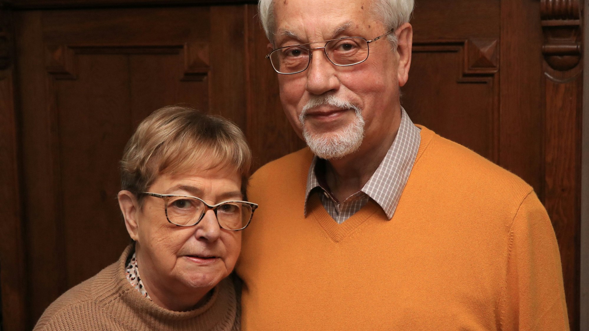 Ein Porträt von zwei älteren Menschen.