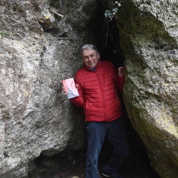 Ein Mann steht in einer Felsspalte der Kakushöhle.