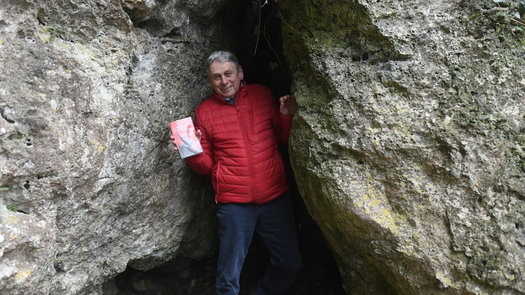 Ein Mann steht in einer Felsspalte der Kakushöhle.