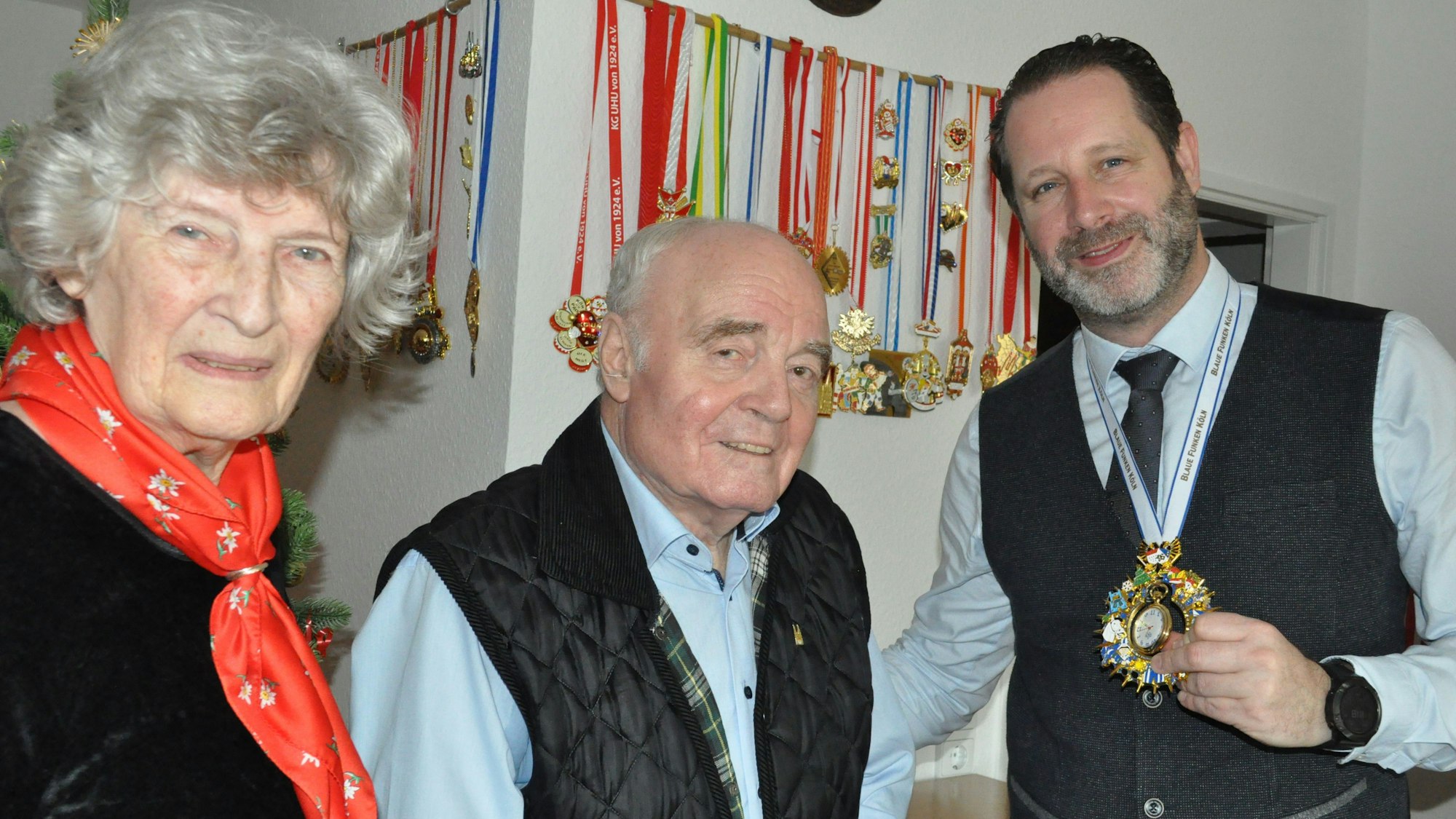 27.12.2022 Bornheim Wohnstift Beethoven. Ilse Prass und Heinz-Otto Schmitz-Pranghe vor ihrer Ordenswand mit Geschäftsführer David Urbach