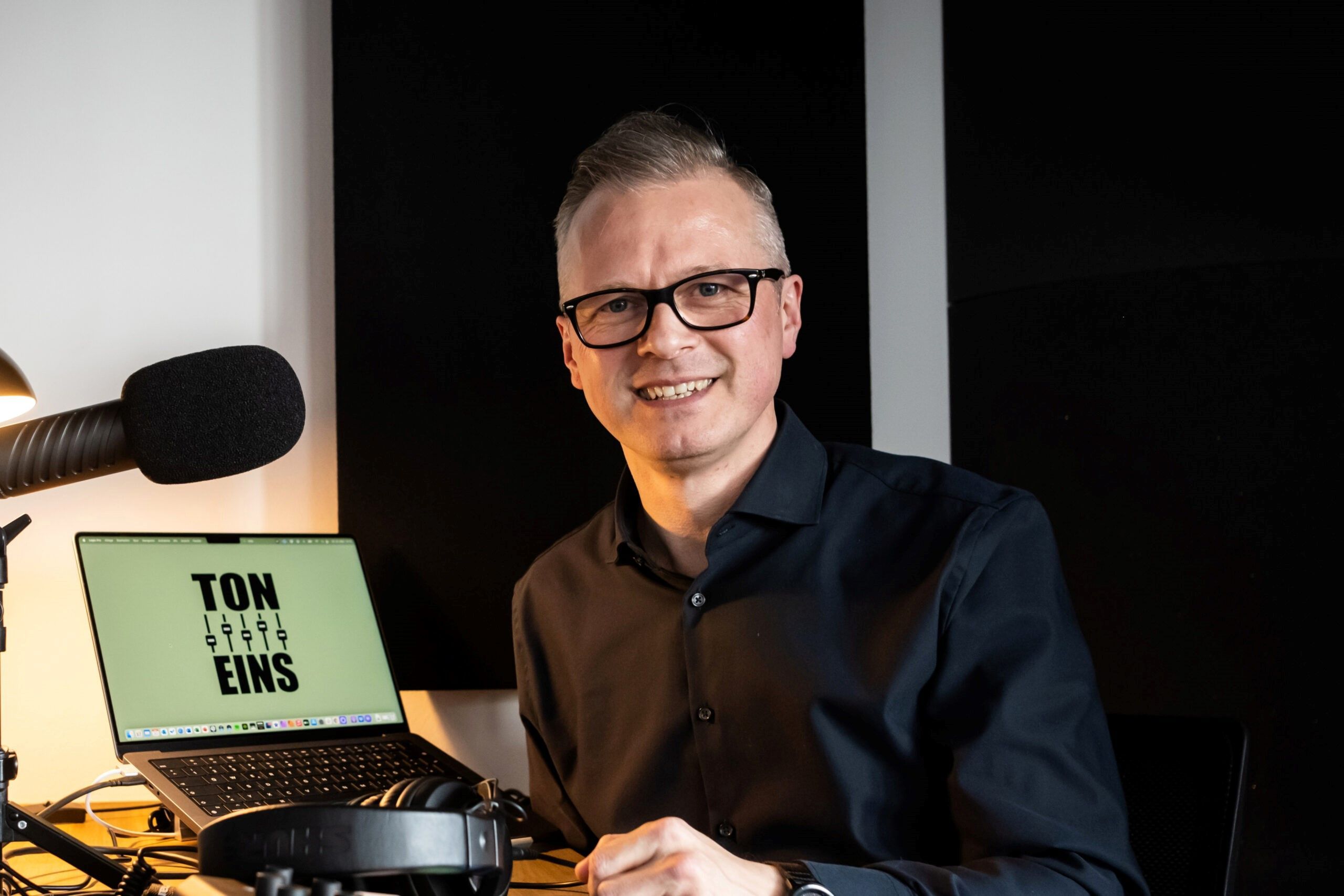 Der Hürther Ingo Notthoff, hier im Dezember 2022 in Hürth, steht in seinem Unternehmen „Ton.Eins“.