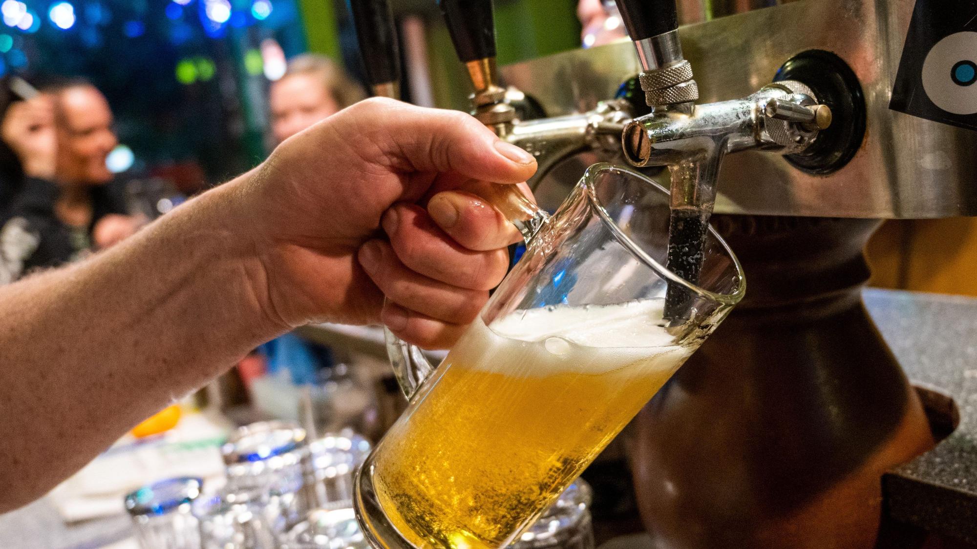 ARCHIV - 17.10.2020, Berlin: In einer Bar in Berlin-Friedrichshain wird ein Bier gezapft.