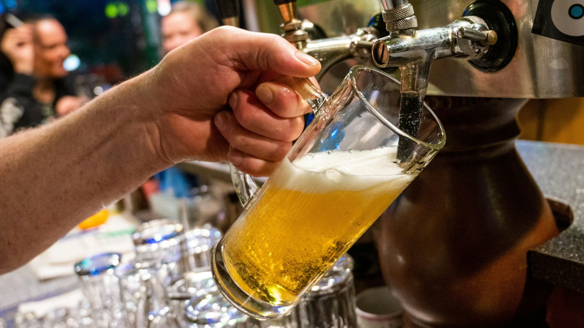 In einer Bar wird ein Bier gezapft. Jede fünfte Kneipe in Nordrhein-Westfalen ist durch die Folgen der Pandemie geschlossen. (Symbolbild)