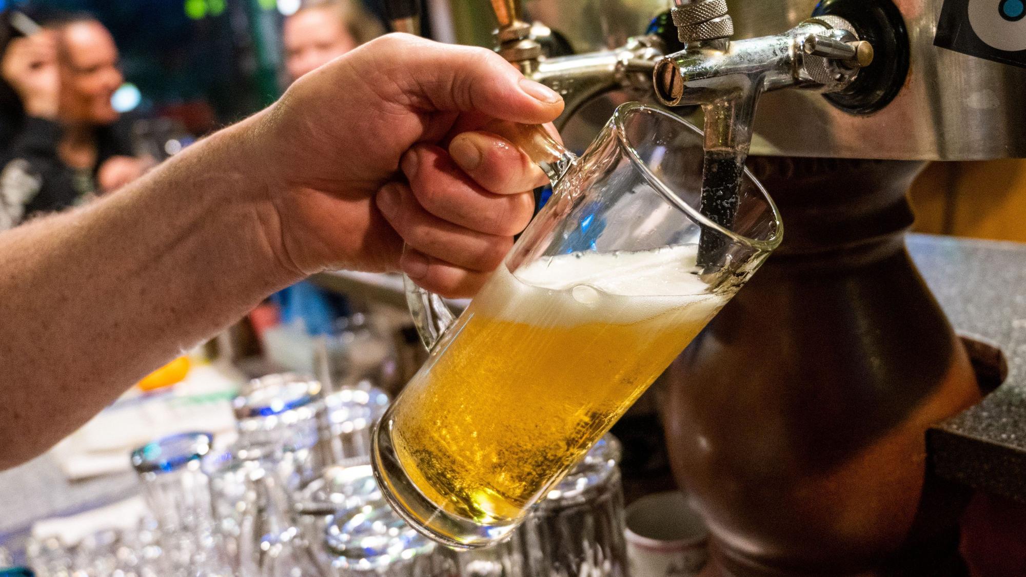 In einer Bar wird ein Bier gezapft. (Symbolbild)
