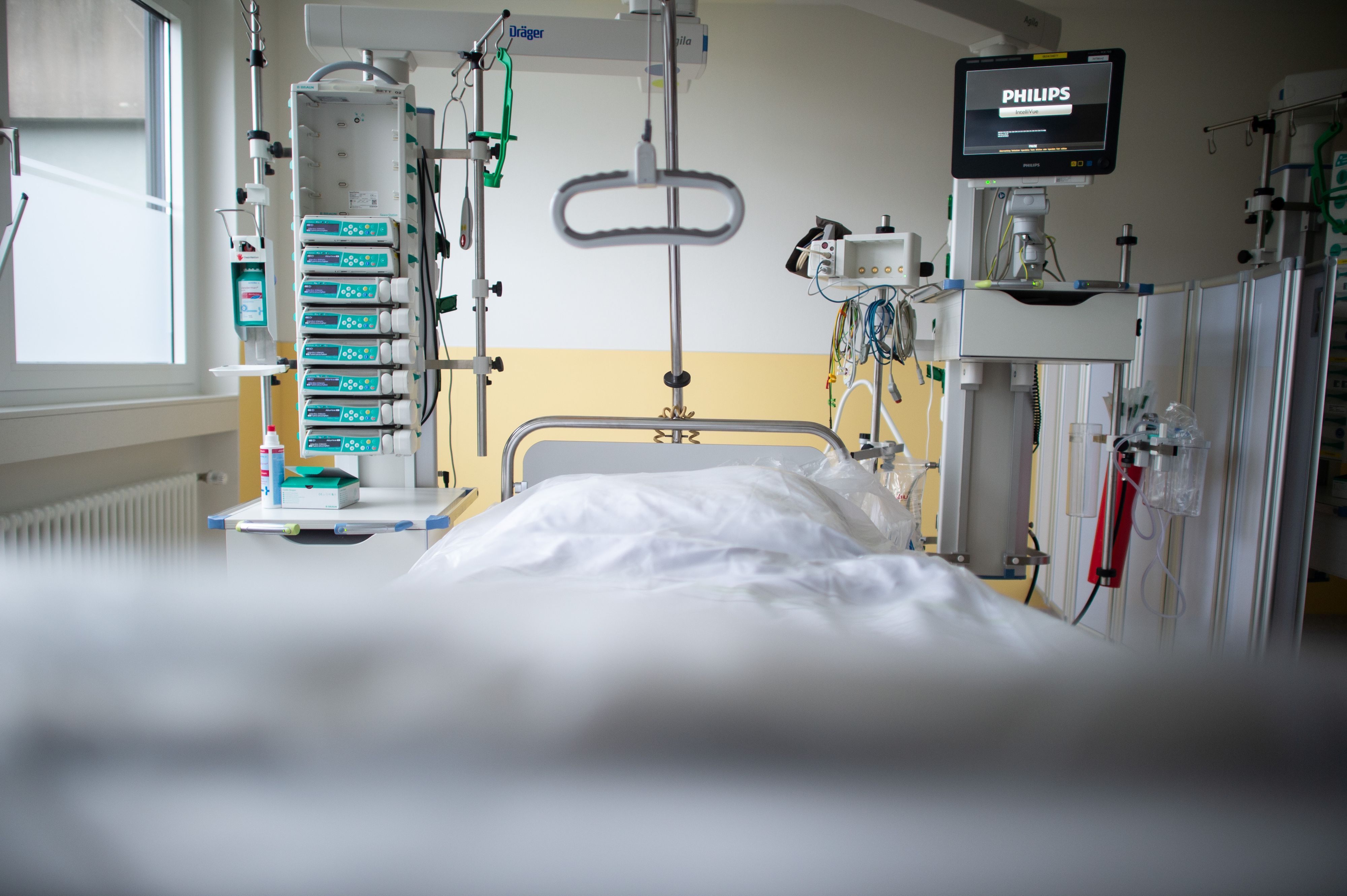 Ein leeres Bett steht in der Intensivstation in einem Krankenhaus
